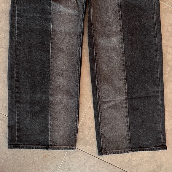Old Navy Extra High-Rise Sky-Hi Wide Leg two-toned Jean w/secret smooth pockets. - Picture 4 of 6